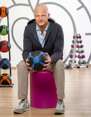 01   Portrait Foto Mrs Sporty CEO Niclas Bönström in einem Mrs Sporty Club
