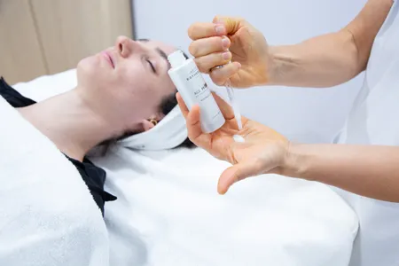 09   detail foto der anwendung eines esthederm produktes