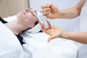 09   detail foto der anwendung eines esthederm produktes