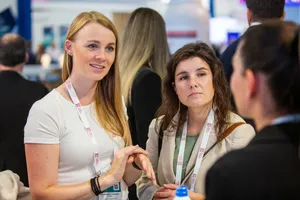 10   portrait von messe besuchern der kosmetik messe in berlin