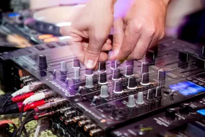 11   detail aufnahme eines dj am dj pult