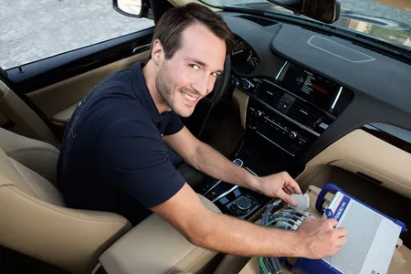 13   portrait eines ingenieurs bei der messung in einem auto
