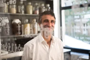 20   portrait von manu kumar dem gründer der tee manufaktur