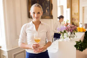 29   portrait einer servicekraft bei einer veranstaltung im schloss friedrichsfelde
