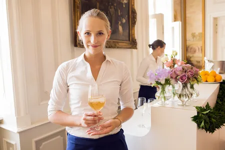 29   portrait einer servicekraft bei einer veranstaltung im schloss friedrichsfelde