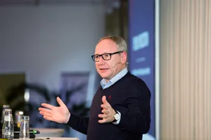 30   Sprecher portrait während Veranstaltung AXA Kalkscheune Berlin