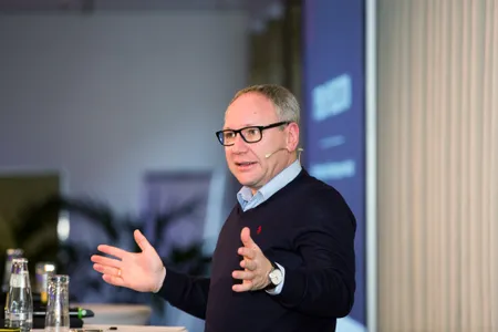 30   Sprecher portrait während Veranstaltung AXA Kalkscheune Berlin