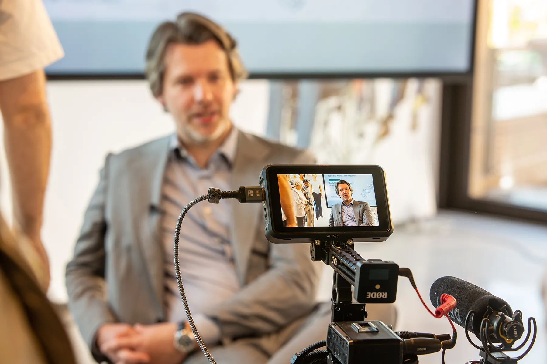 Aufnahme einer Videokamera die gerade ein Interview mit einer Person filmt